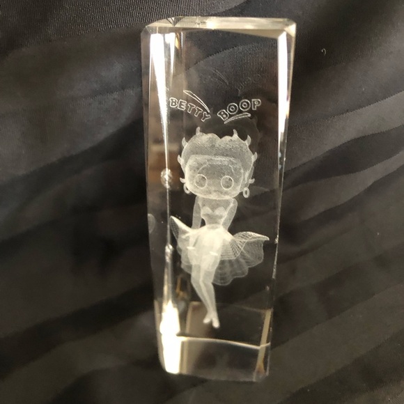 Betty Boop Crystal Etched Paperweight - Picture 2 of 11